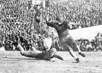 Pittsburgh fullback Frank Patrick escaping a Washington tackler in the 1937 Rose Bowl