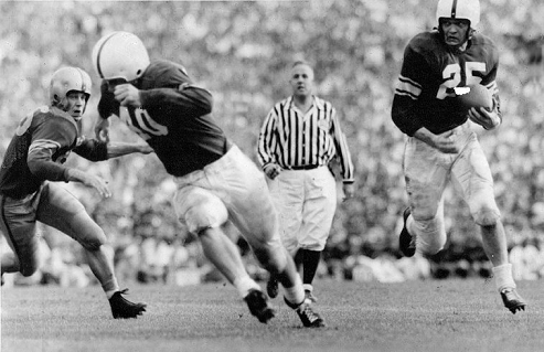 Oklahoma fullback Leon Heath blocking for halfback George Thomas against LSU in the 1950 Sugar Bowl