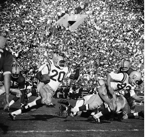 Oregon advancing the ball in the 1958 Rose Bowl