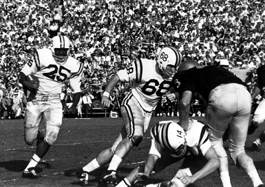 Minnesota carrying the ball against Washington in the 1961 Rose Bowl