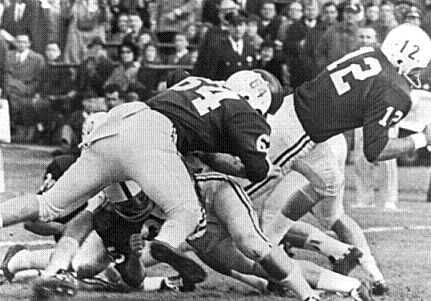 Alabama quarterback Pat Trammell carrying the ball in the 1962 Sugar Bowl